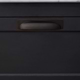 Tirador concha Elm en bronce sobre mueble negro