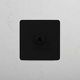 Interruptor individual de palanca retráctil en bronce - Diseño de interruptor de luces fácil de usar, sobre fondo blanco