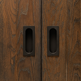 Primer plano del tirador mediano embutido para puertas Regent en bronce, que muestra un elegante diseño de manija empotrada.