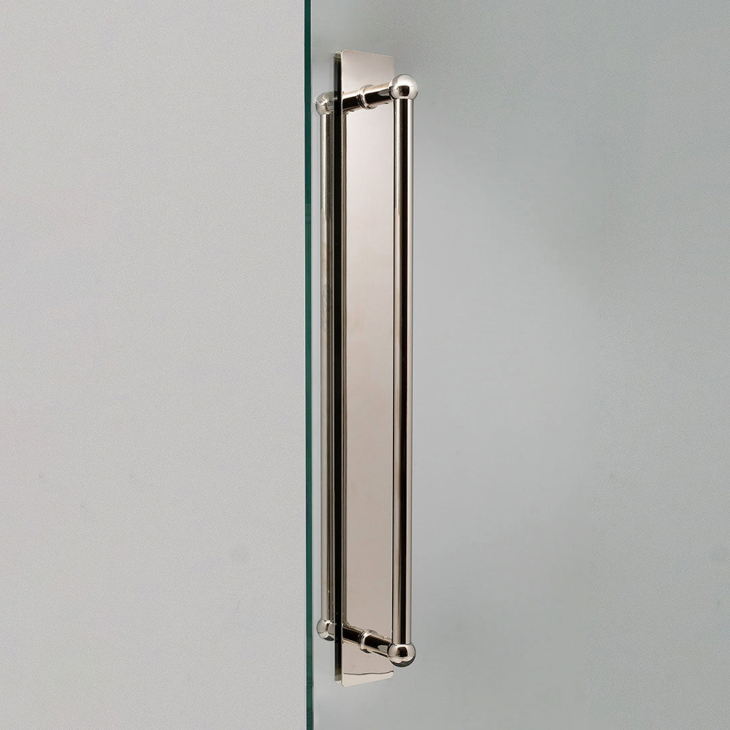 Tirador doble para puertas Harper con placa en níquel pulido de 500mm sobre fondo blanco
