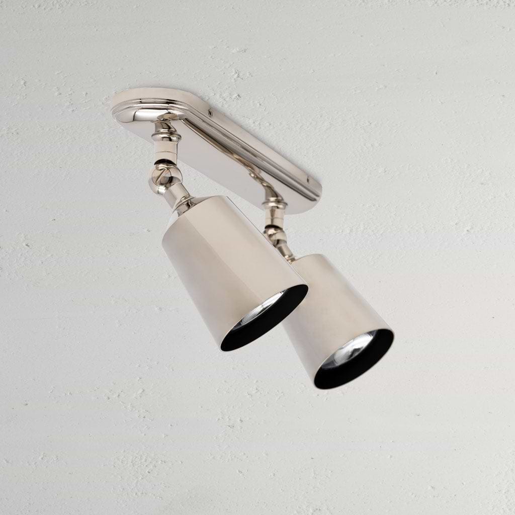 Lámpara de techo en níquel pulido sobre fondo blanco