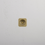 Tirador embutido para puertas Regent en latón antiguo, ideal para un acabado elegante y funcional.