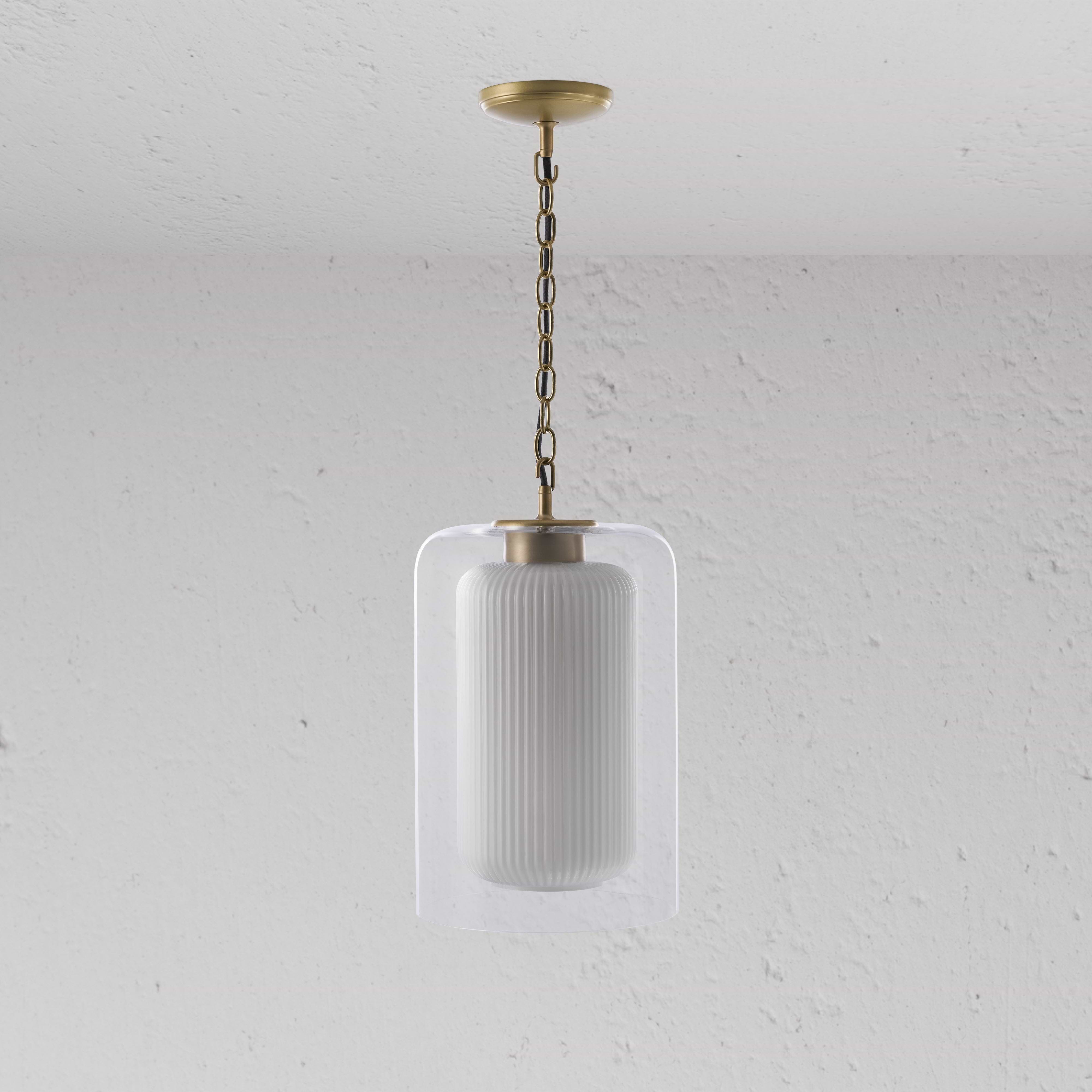 Windsor Suspension Moyen Format en Verre Opalin avec abat-jour en verre nervuré et finition laiton ancien.