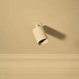 Brompton Spots 70mm - À peindre; montage au plafond, pour une peinture personnalisable; se marie avec le mur beige.