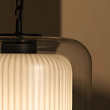 Suspension Windsor Grand Format avec abat-jour en verre nervuré et finition bronze, dégageant une sophistication élégante.