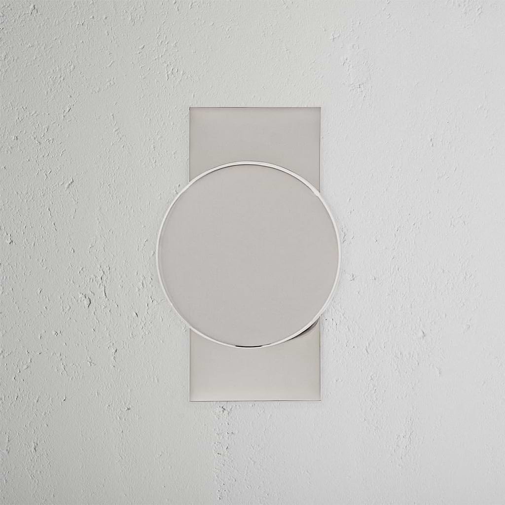 Poignée de Porte à Plaque Courte Onslow en Nickel Poli, design élégant et ressort intégré pour une utilisation facile.