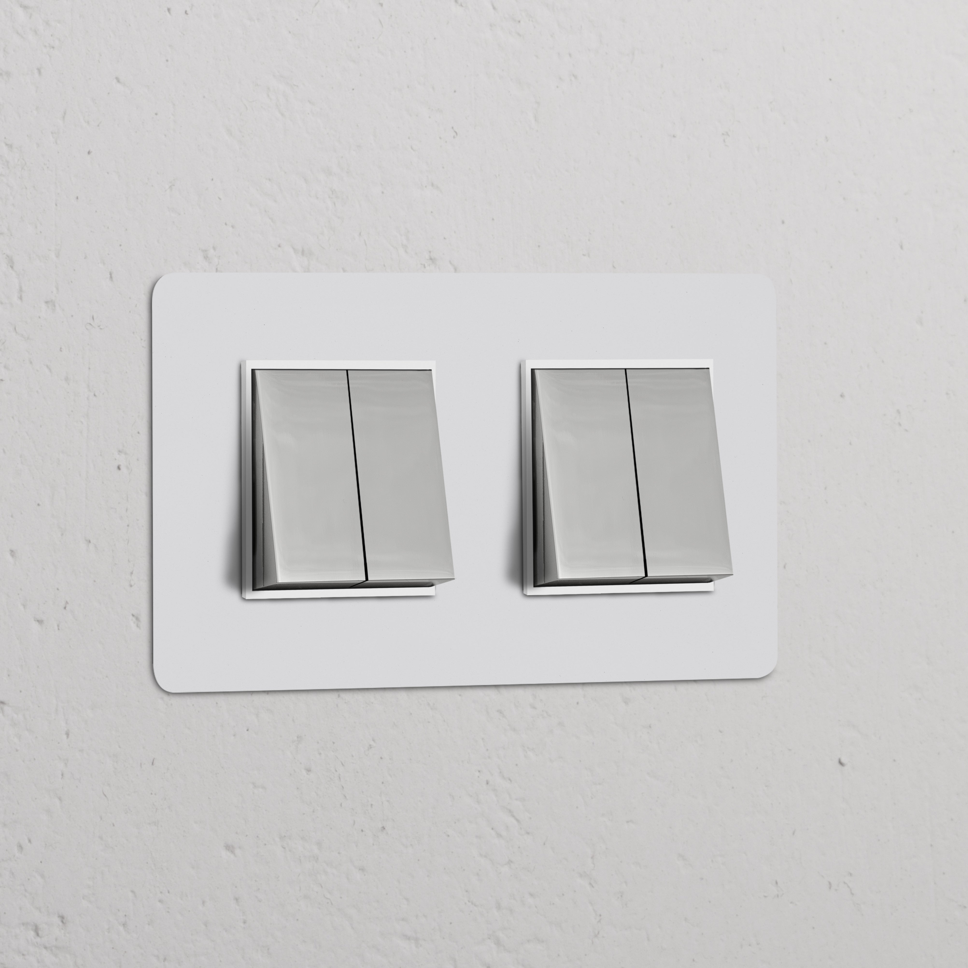 Interrupteur VV Carré x4 en finition Nickel Poli, Double Plaque, avec insert blanc pour quatre interrupteurs.