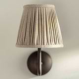 Petite applique murale Malvern en Beige Naturel gros plan de l'abat-jour plissé de face