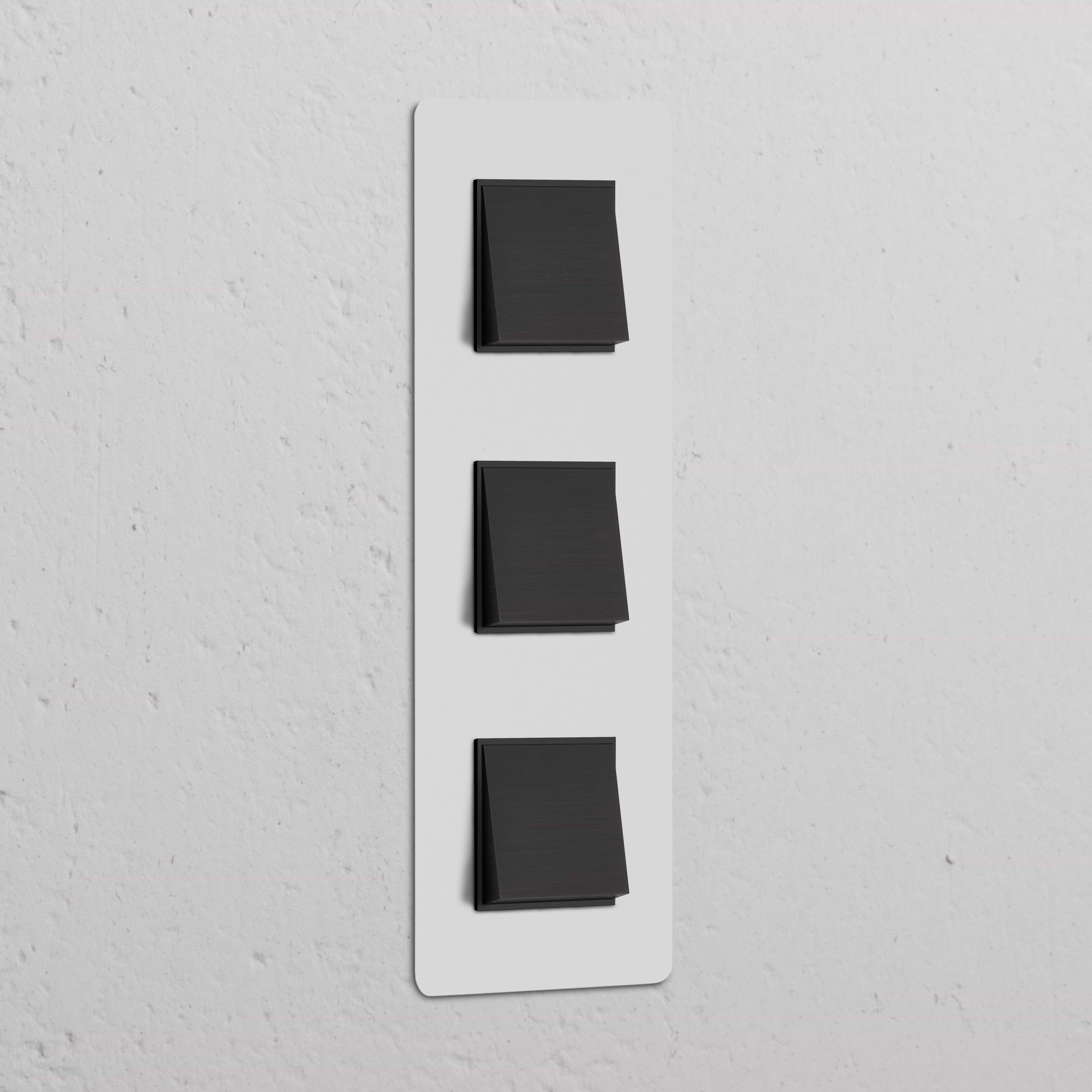 Interrupteur triple vertical en bronze avec insert noir, assorti à 'Interrupteur VV Carré x3 Vertical (Plaque Triple)'.