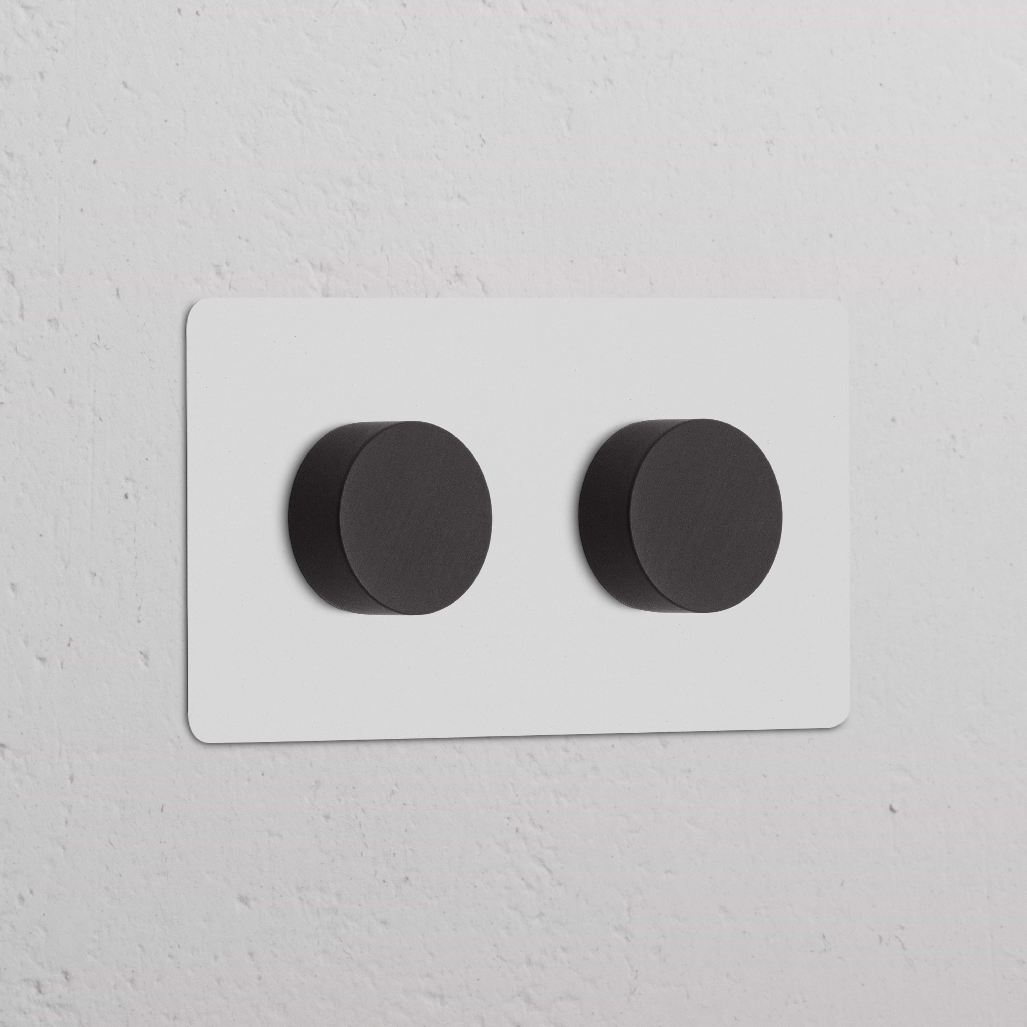 Variateur X2 (Plaque Double) - Bronze Peignable avec deux boutons sur une plaque blanche élégante pour une fonctionnalité de double gradation.