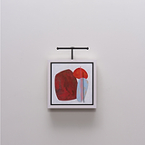 Art abstrait avec des formes rouges et bleues sur fond blanc, parfaitement éclairé par une applique Harrow en bronze. 