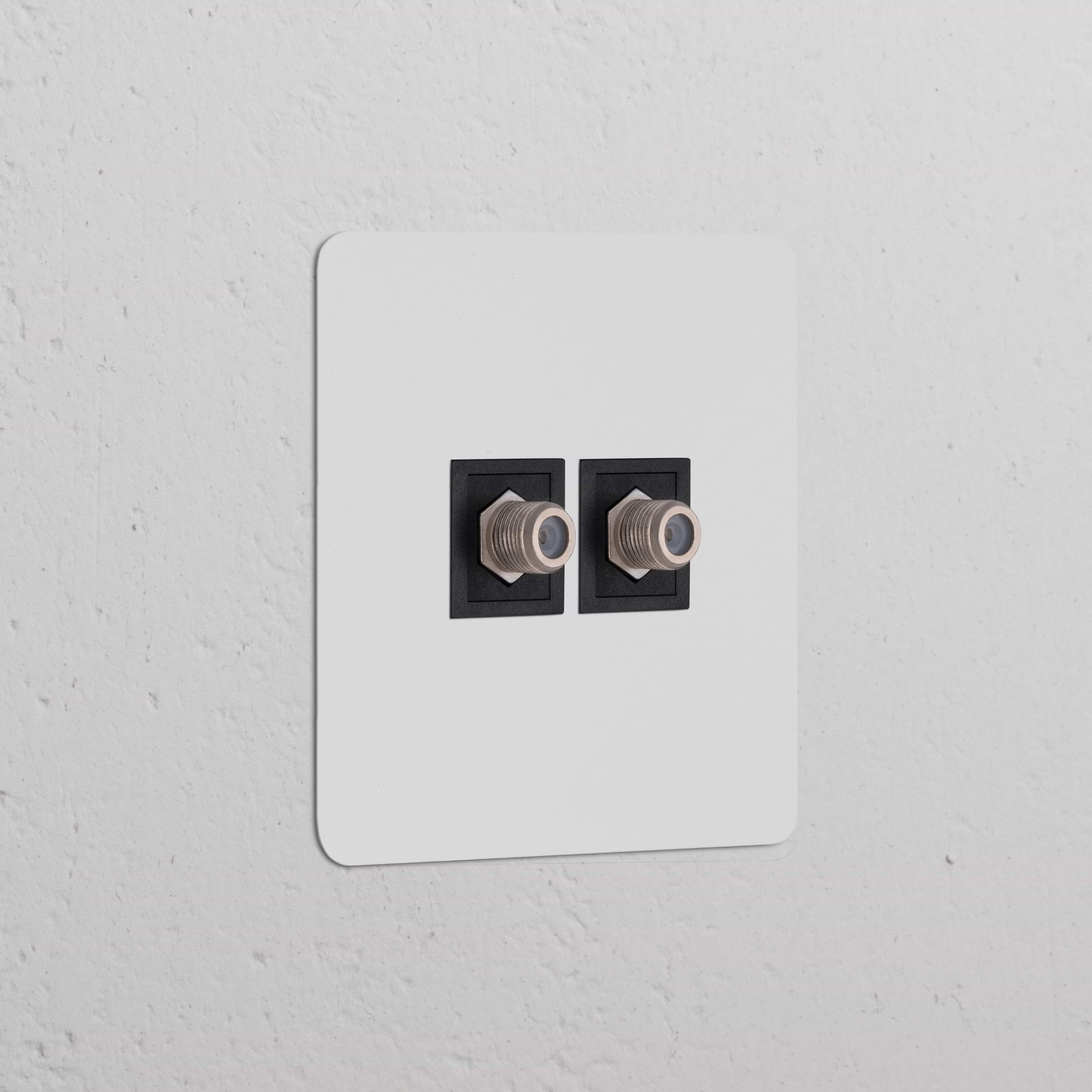 Prise Satellite simple noire, Prise Satellite (Plaque Simple), sur fond blanc.