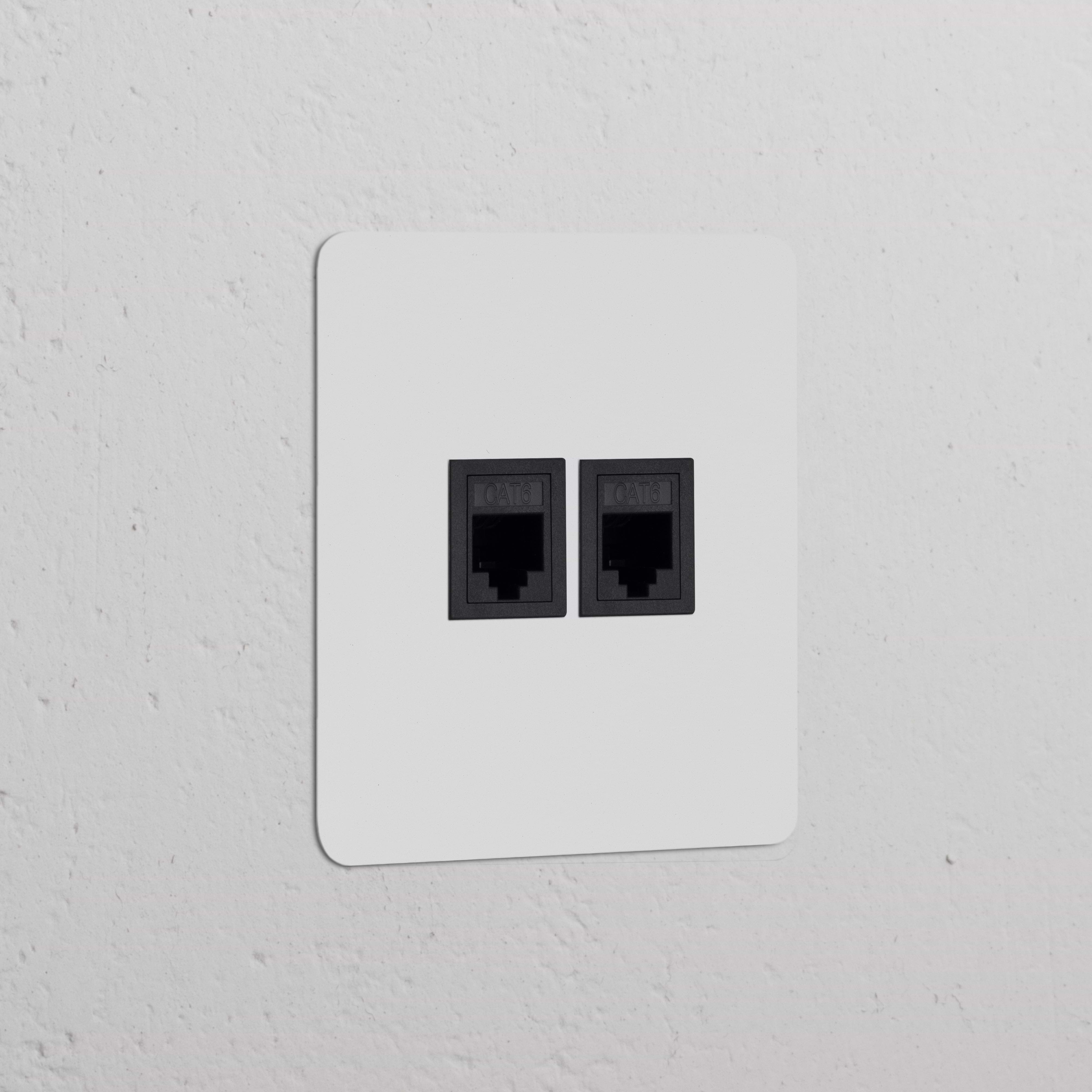 Plaque blanche carrée avec deux ports ethernet RJ45 noirs, Prise RJ45 x2 (Plaque Simple) - Peignable Insert Noir.