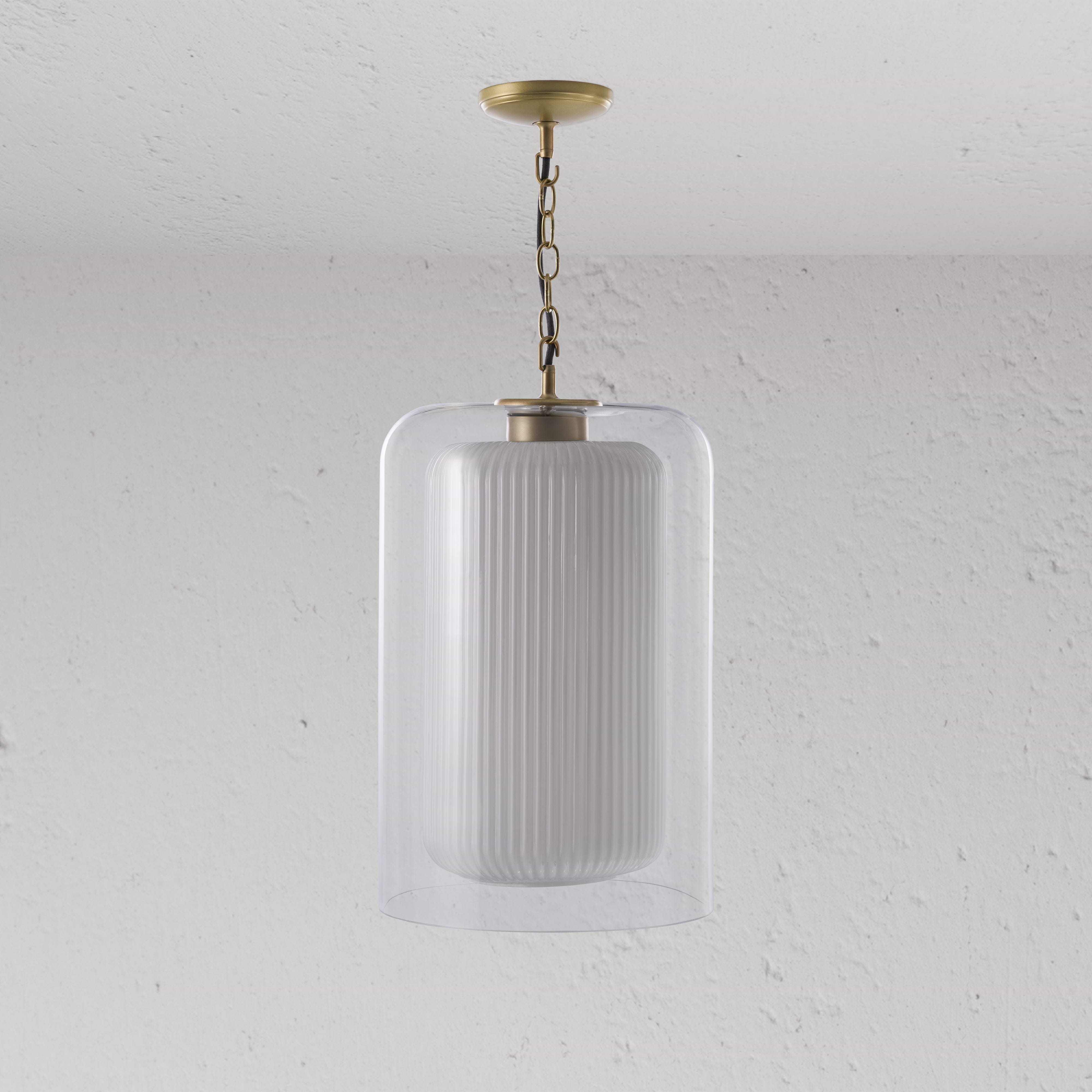 Suspension Windsor Grand Format en Verre Opalin avec Laiton Antique, dotée d'un abat-jour en verre nervuré sur une chaîne.
