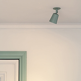 Spot Pembroke à peindre de 50 mm monté au plafond, peint en vert pastel sur un plafond blanc avec un cadre de porte peint en vert pastel. 