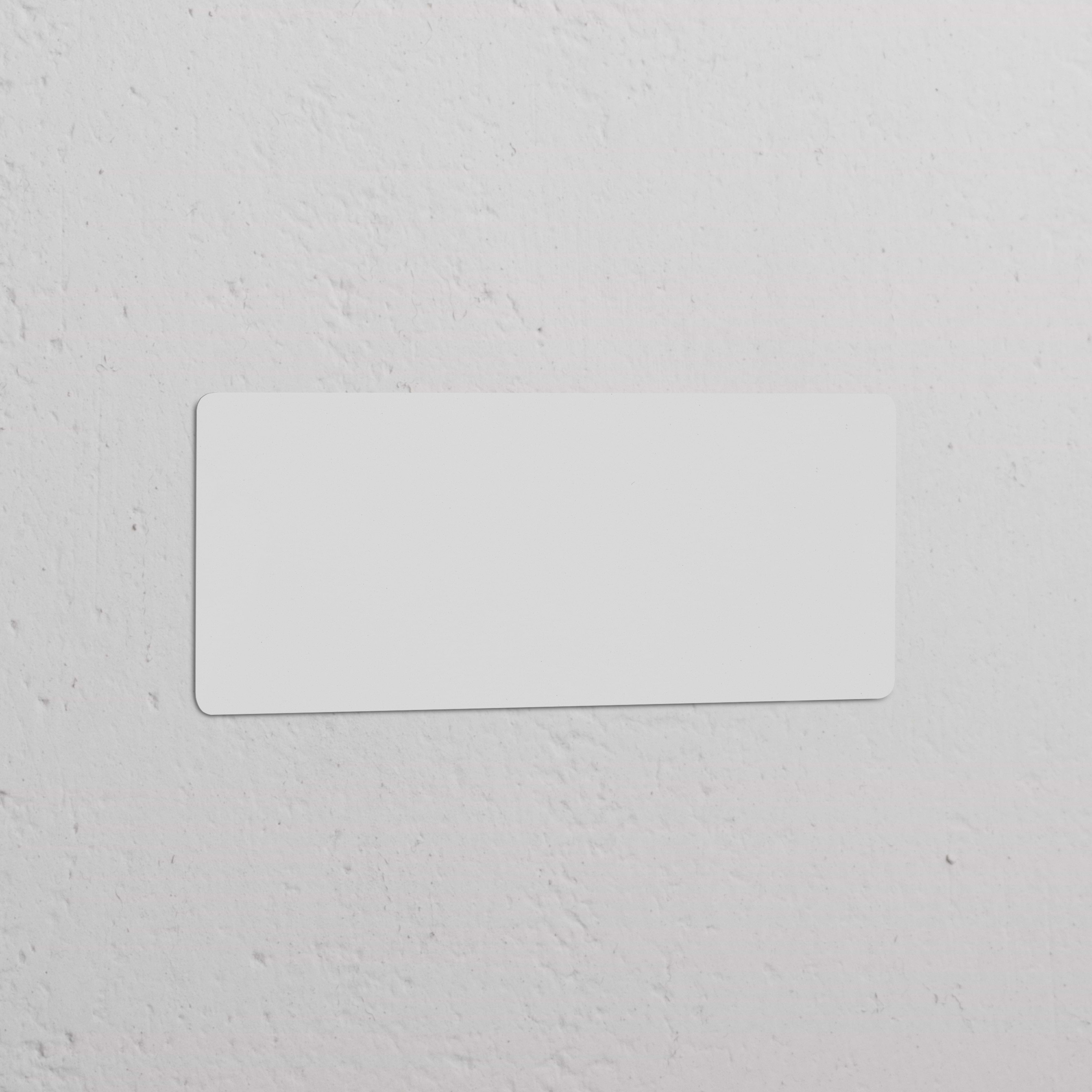Plaque Obturatrice Triple - Peignable, un cache-prise triple conçu pour être peint facilement, sur un mur blanc.