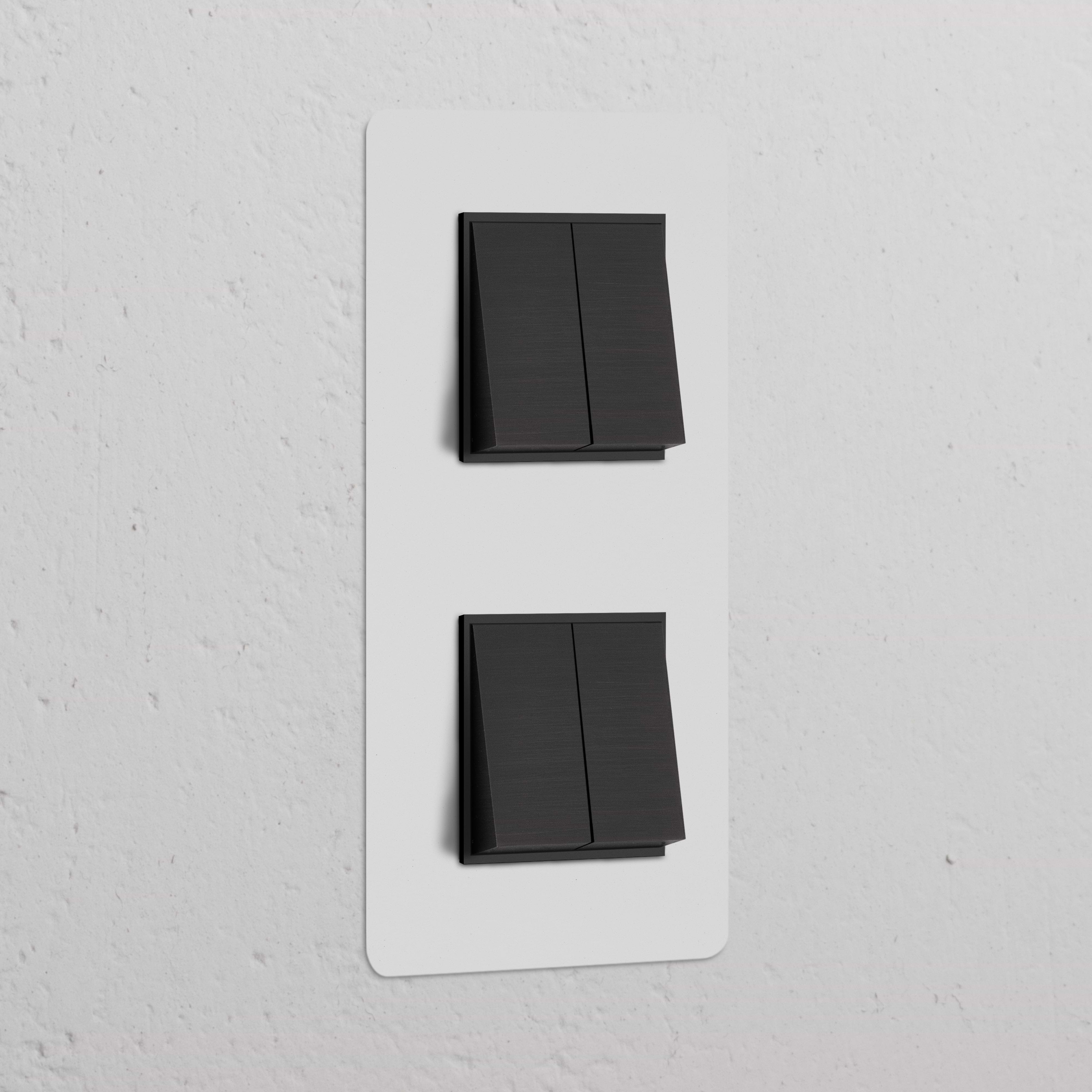 Interrupteur VV Carré x4 Vertical (Plaque Double) en bronze avec insert noir, adapté au contrôle de la lumière.