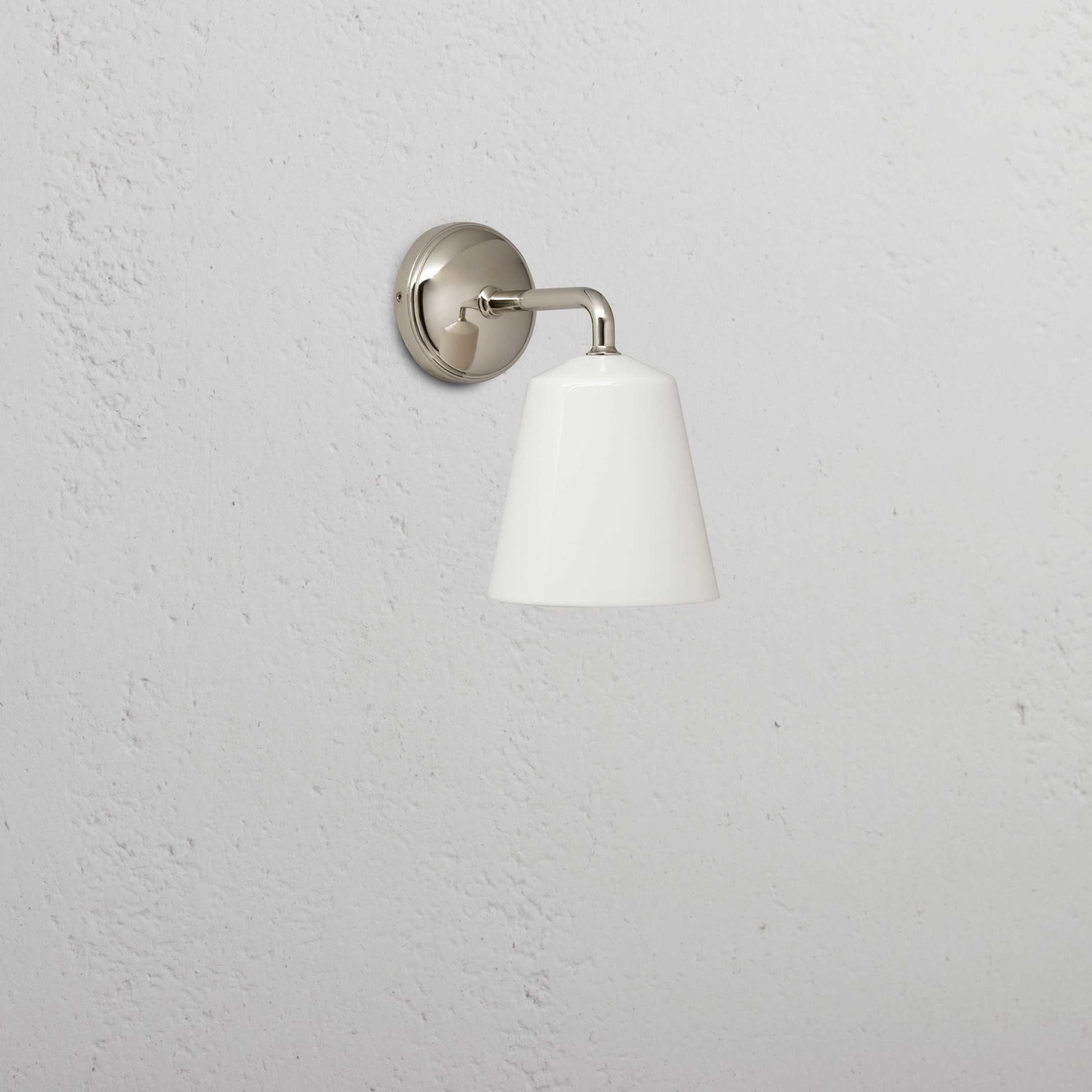 Lampe luxieuse en Porcelaine Fine - Nickel Poli, installée sur un mur
