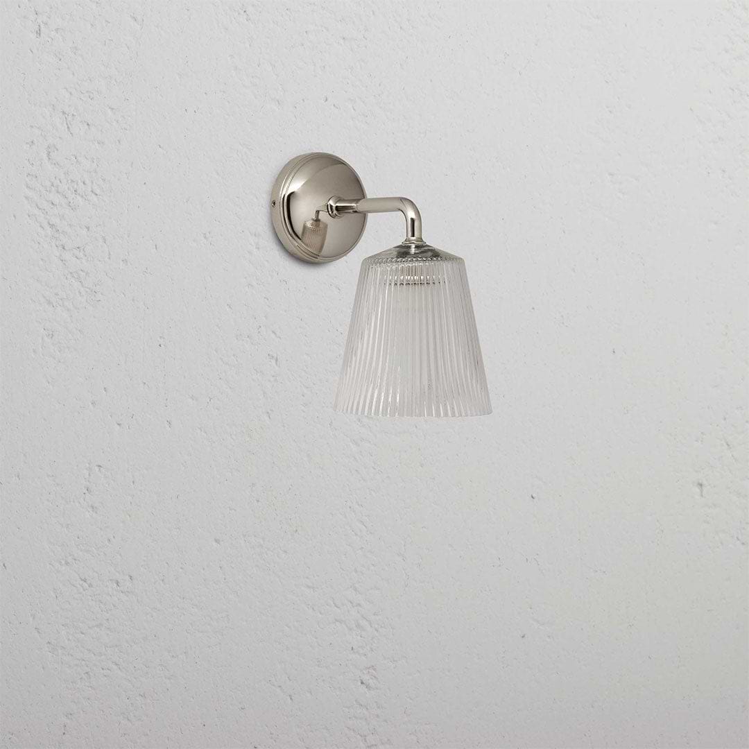 Luxueuse lampe en Verre Cannelé - Nickel Poli, installée sur un mur
