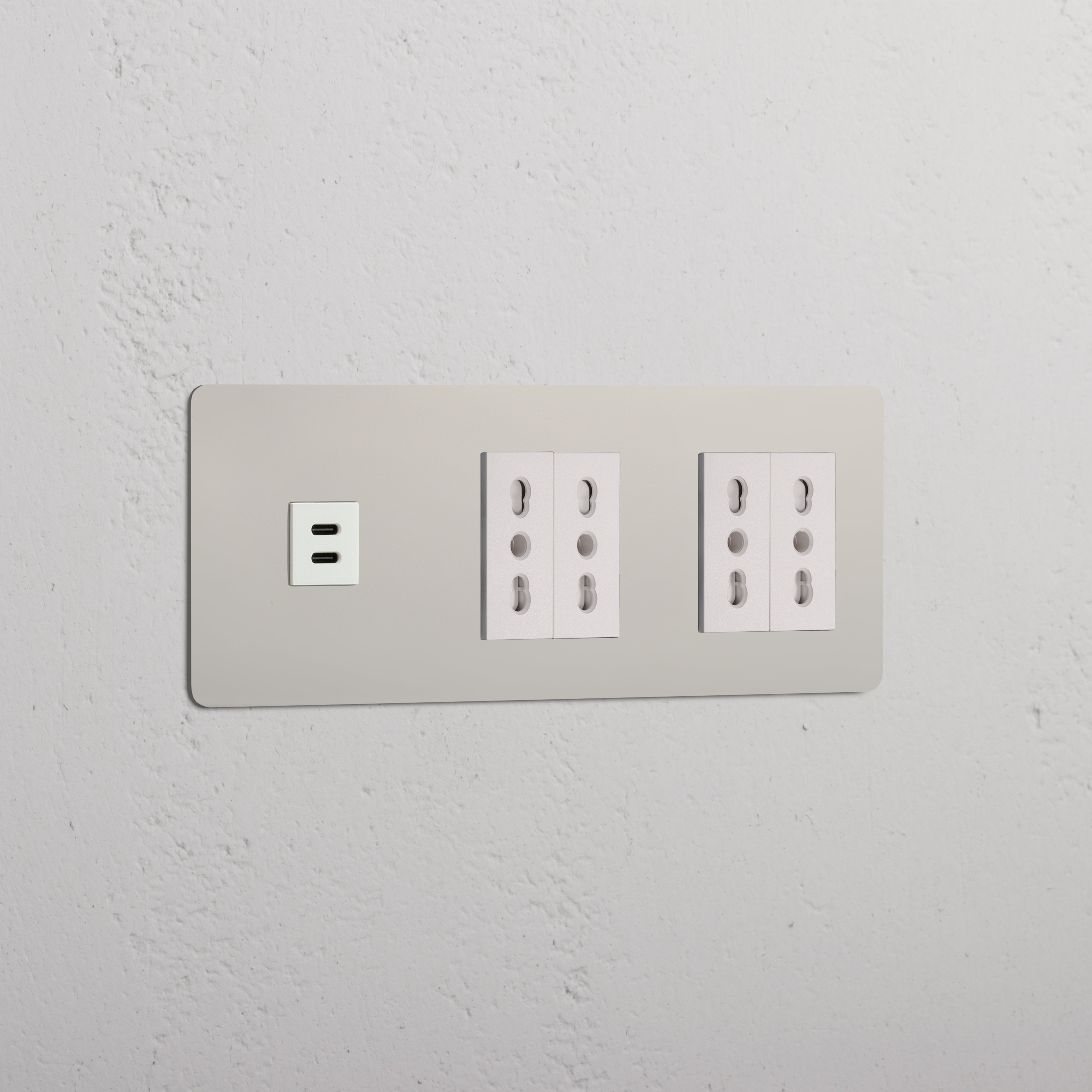 Modulo Triplo USB 30W & 4x Bipasso in Nichel Lucido Bianco, Triple Prese & Moduli su pannello bianco.