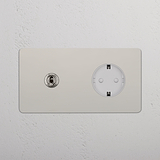 Doppio Modulo Levetta & Schuko Tondo in finitura Nichel Lucido Bianco a parete, parte della gamma Doppie Prese e Moduli.