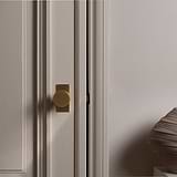 Onslow Pomello per porta con placca corta e molla – Ottone Antico