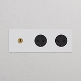 Pannello interruttori triplo con 2 prese Schuko tipo F, finitura ottone anticato nero, di 'Prese e Moduli Tripli'.