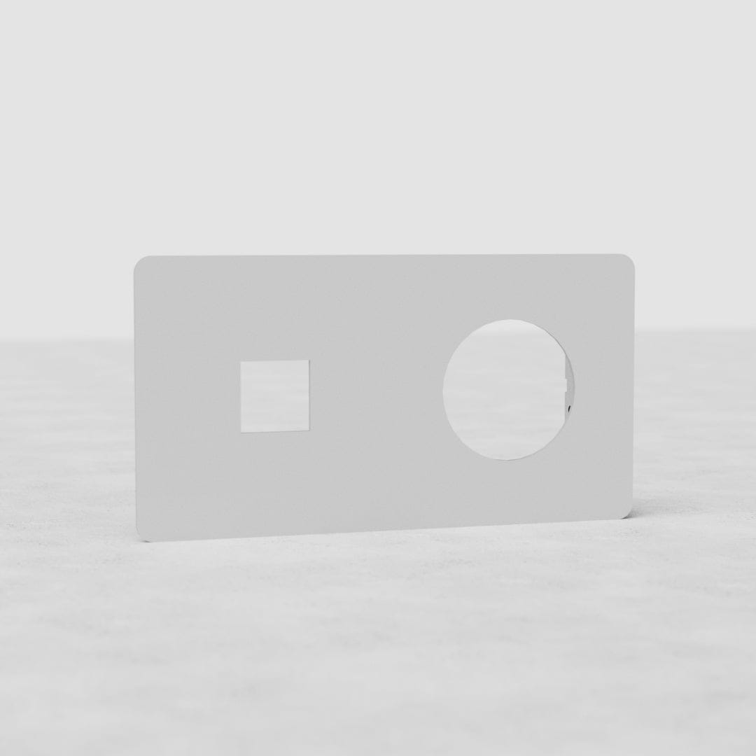 Placca interruttore verniciabile con 2 slot tondi e Keystone EU per l'installazione dell'interruttore, su una superficie strutturata.