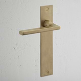 Clayton Maniglia per porta su placca lunga in Ottone Antico, elegante maniglia per porte interne.