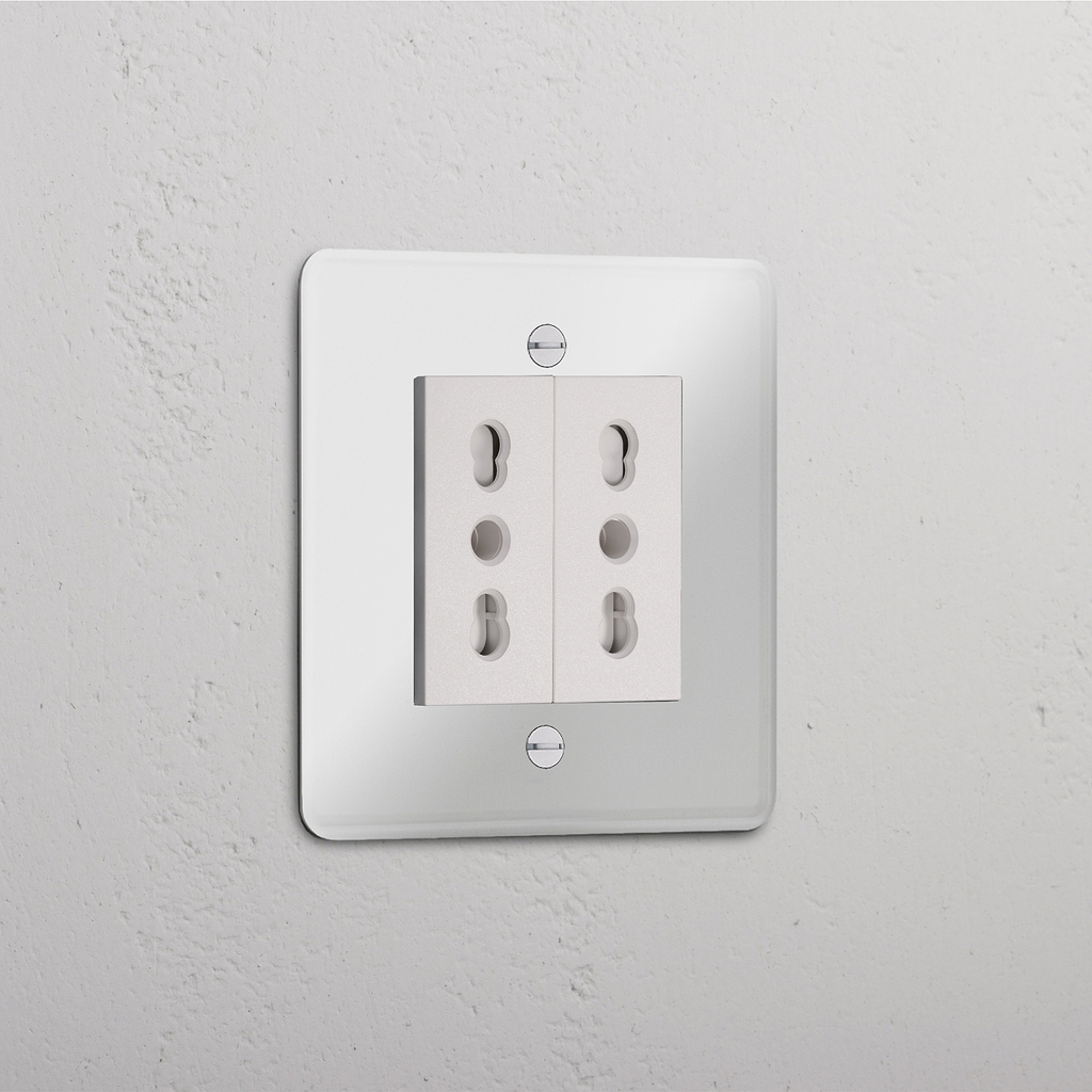 Presa a muro Modulo Singolo 2x Bipasso in Trasparente Bianco per Prese Singole e Moduli, montata su parete bianca.