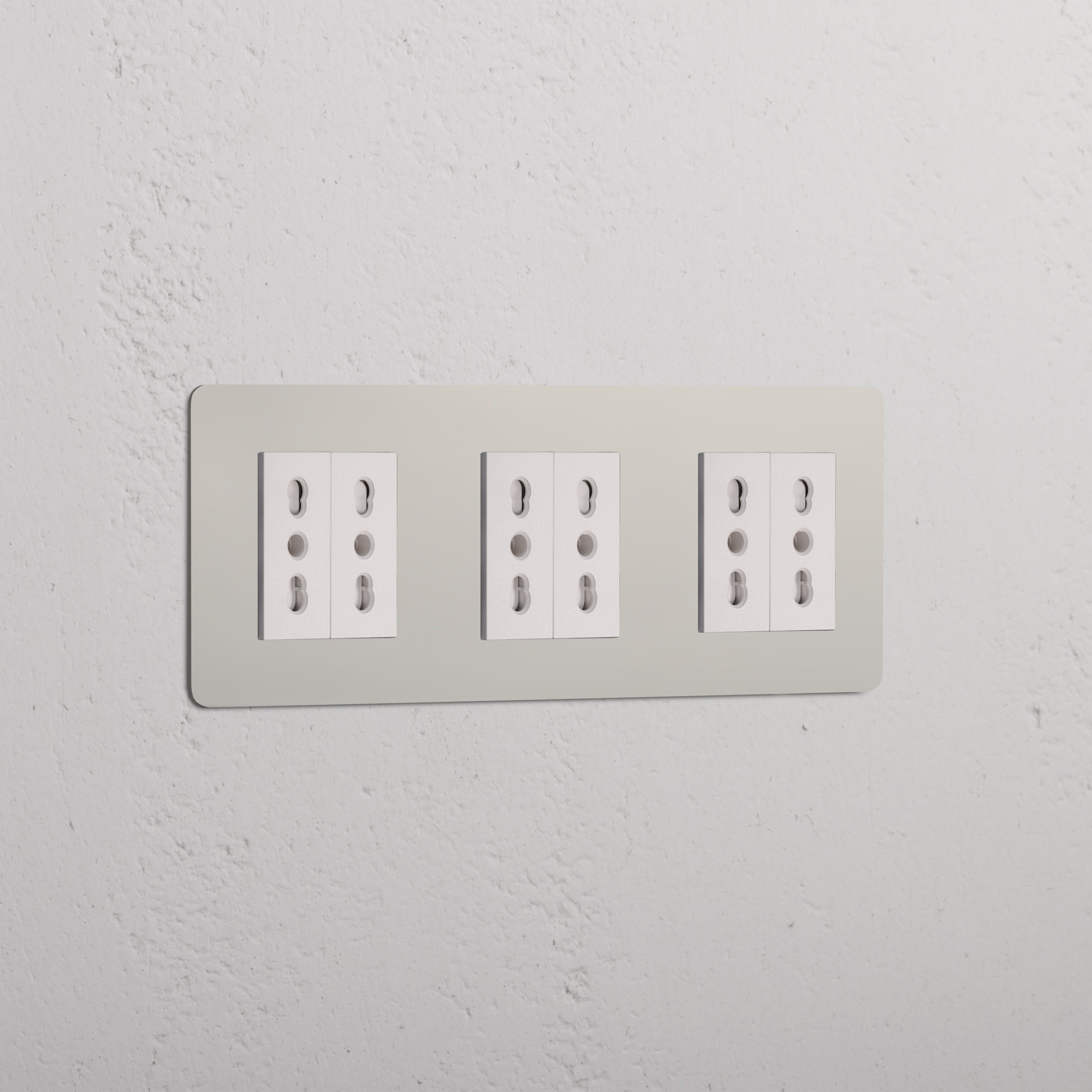 Modulo elettrico triplo con sei prese Bipasso bianche, caratterizzato da un'elegante finitura Nichel Lucido Bianco.