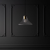 Hammersmith Lampadario Medio in Vetro Scanalato con finitura in ottone anticato, elegante paralume in vetro su parete scura decorata.