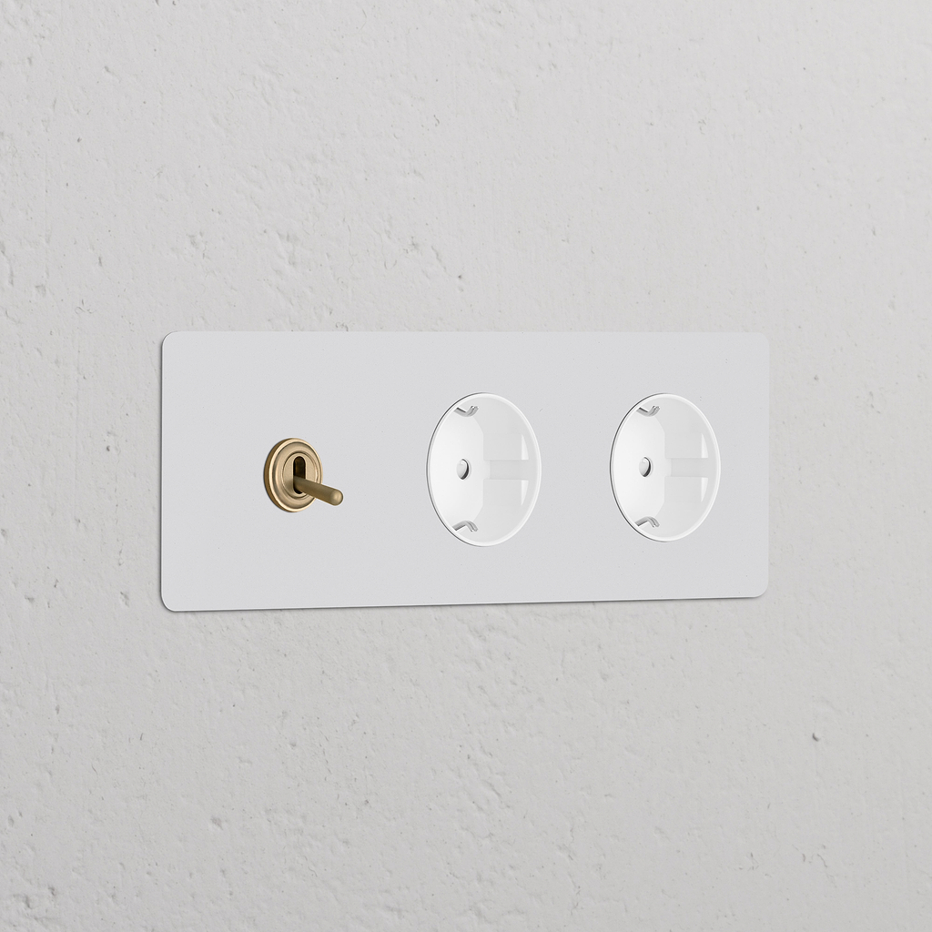 Triplo Interruttore a Levetta con 2 Moduli Schuko Tipo F in Ottone Antico Bianco, parte di Prese e Moduli Tripli.
