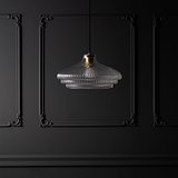 Lampadario Grande Brookfield in Vetro Scanalato con vetro scanalato e finitura in ottone anticato su parete decorata.
