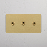 Elegante Interruttore Doppio a Levetta in Finitura Ottone Antico su Sfondo Bianco