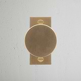 'Onslow Pomello per porta con placca corta e molla – Ottone Antico' maniglia corta in ottone antico su placca.