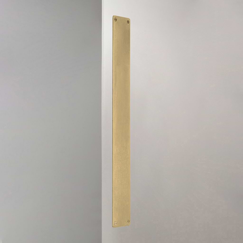 Placca Spingente Corston in Ottone Antico su Sfondo Bianco