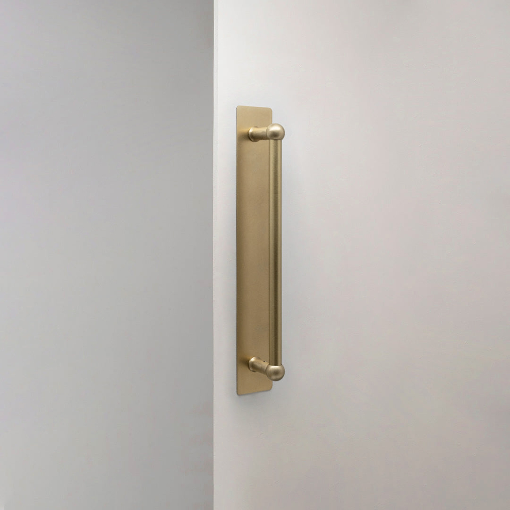 Maniglia Singola a Tirare Harper con Placca in Ottone Antico 320mm su Sfondo Bianco