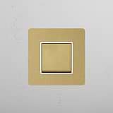 Interruttore a Bilanciere Intermedio Versatile in Ottone Antico Bianco per una Illuminazione Controllata su Sfondo Bianco
