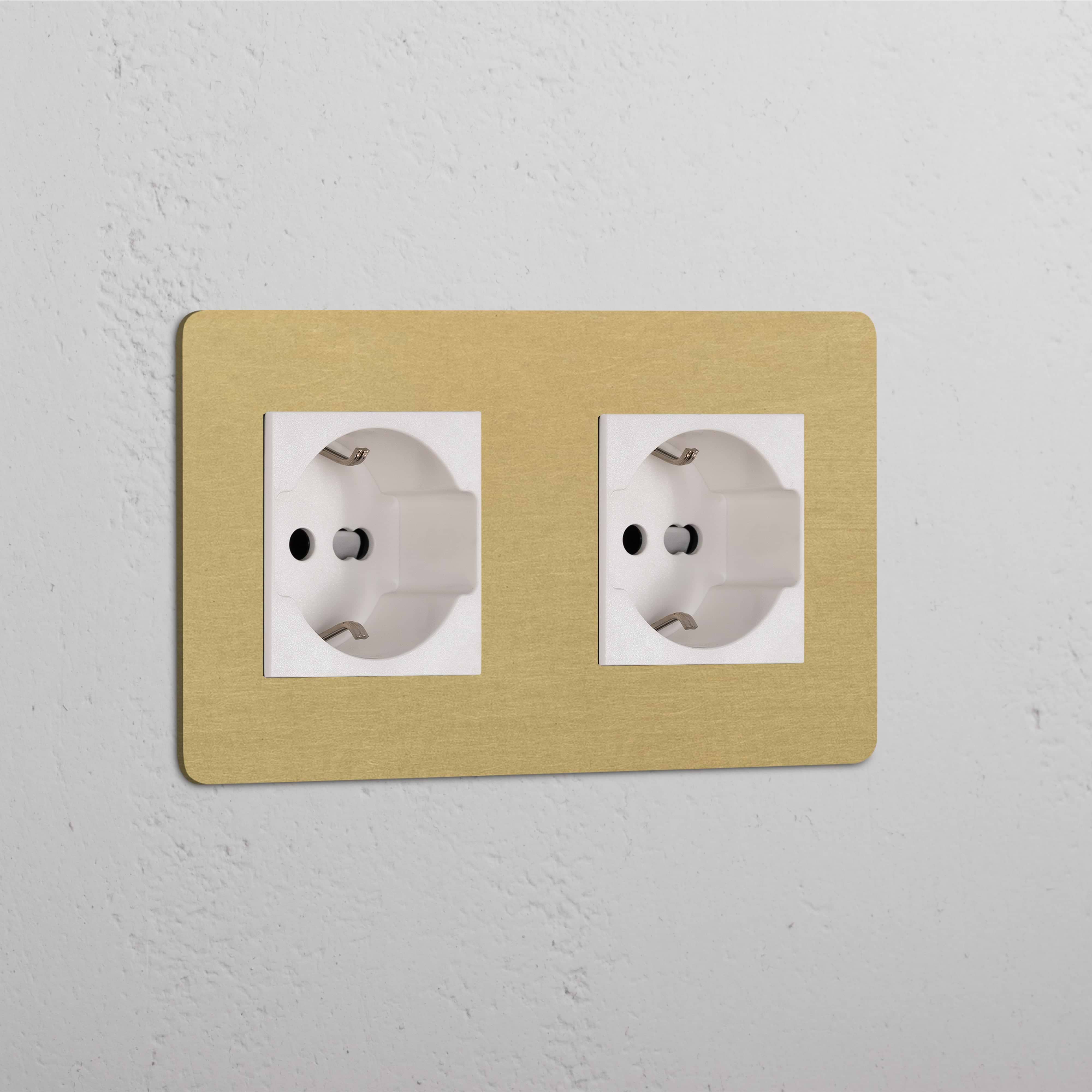 Presa elettrica doppia, Modulo Doppio 2x Schuko/Bipasso, con finitura ottone bianco anticato su telaio beige.