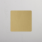 Placca Vuota Singola con Finitura Elegante Ottone Antico su Sfondo Bianco