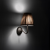 Applique Malvern piccola in Beige Naturale, angolata e accesa di notte