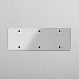 Elegante placca vuota tripla in nero trasparente: decorazione per la casa su sfondo bianco.