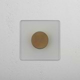 Interruttore Dimmer Singolo in Ottone Antico Trasparente - Soluzione per Controllo Luminoso Domestico su Sfondo Bianco