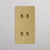 Design Verticale Interruttore Doppio a Levetta, Quattro Interruttori, Ottone Antico su Sfondo Bianco