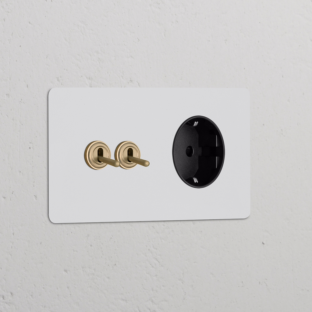 Doppio Interruttore a Levetta 2x & Modulo Schuko Tipo F Tondo in pitturabile ottone antico nero su placca bianca.