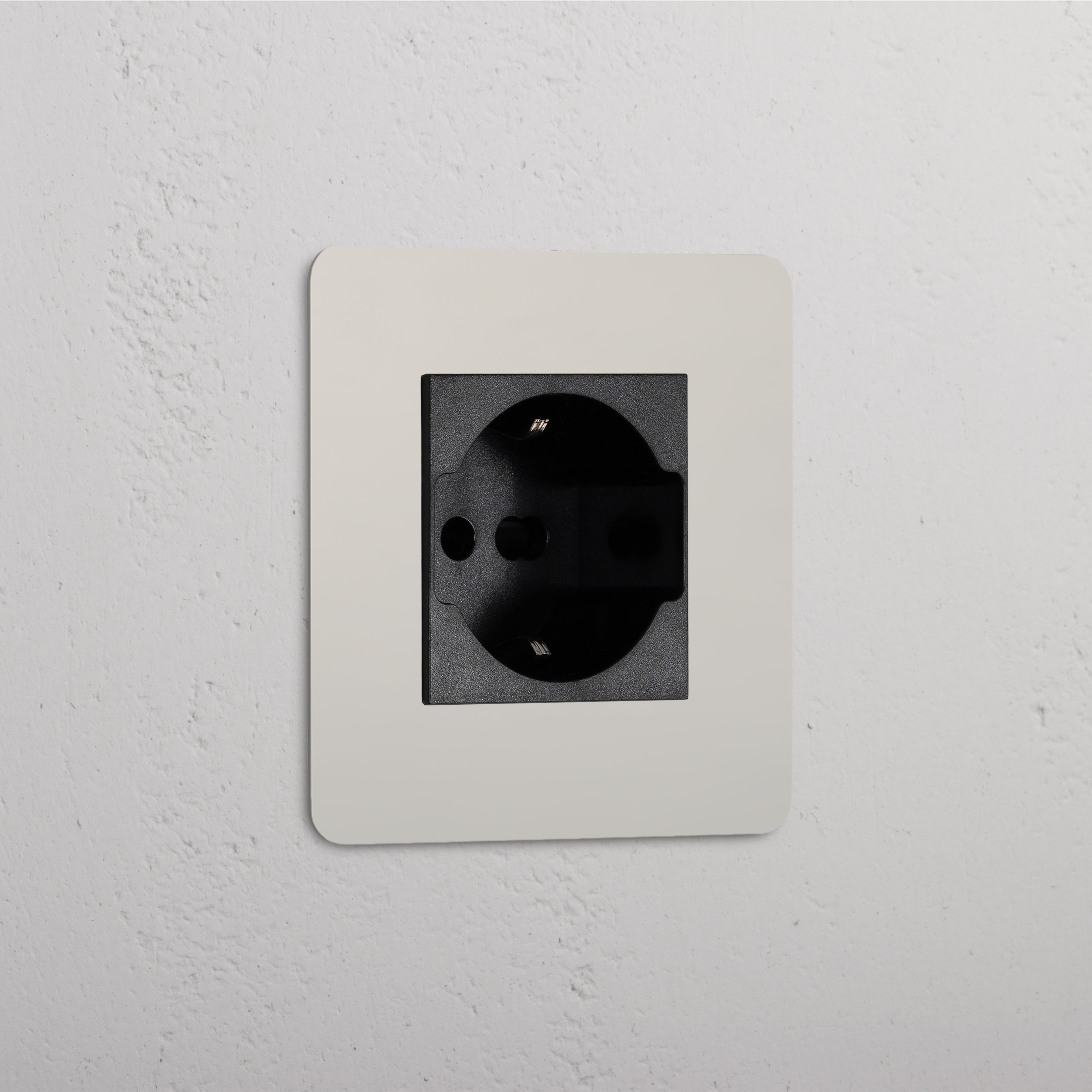 Modulo Singolo Schuko/Bipasso in Nichel Lucido Nero
