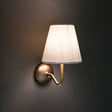 Applique in ottone antico con paralume in lino bianco alabastro