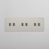 Interruttore Levetta Super Capacità per Luce: Interruttore Levetta Triplo 6x in Nichel Lucido su Sfondo Bianco