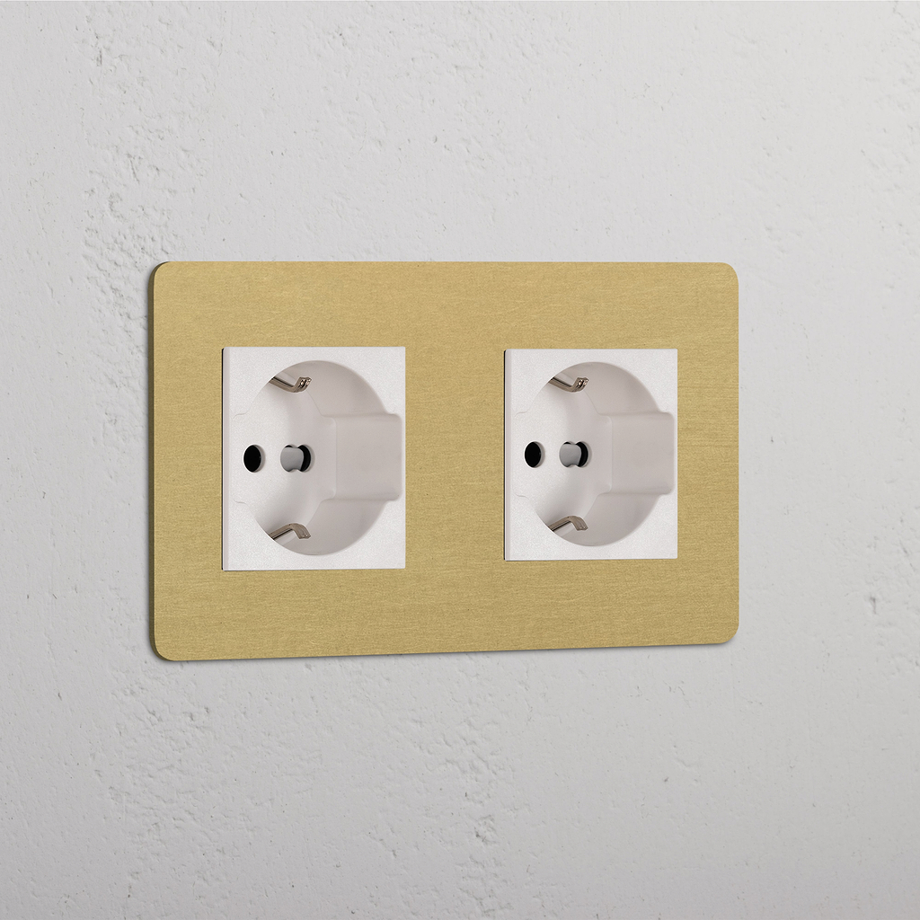 Presa elettrica doppia, Modulo Doppio 2x Schuko/Bipasso, con finitura ottone bianco anticato su telaio beige.